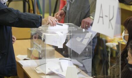ЦИК приема документите на партиите за изборите от четвъртък