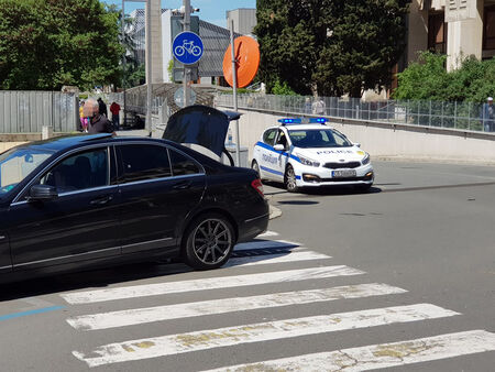 Верижна катастрофа между Мерцедеси и Фолксваген затапи подземната улица в Бургас