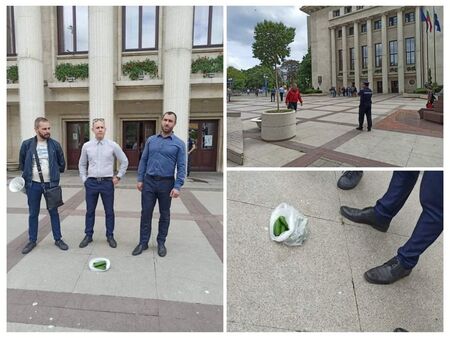 10 полицаи вардят трима с найлонова торбичка с краставици, протестиращи пред Община Бургас