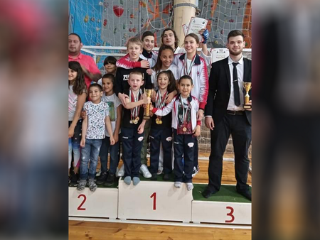 Децата от джу джицу клуба на Бургас грабнаха купата на състезание в Пловдив