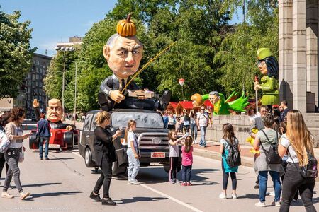За първи път заедно: Борисов и Слави поведоха шествието на габровския карнавал (СНИМКИ)