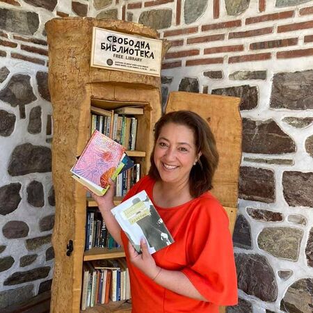 Златомира Мострова и ИТН – Ямбол дариха книги за Свободната библиотека пред Безистена