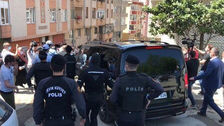 Нападнаха кмета на Истанбул по време на протест