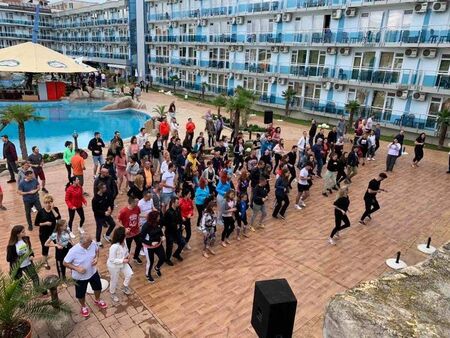 Еуфория в Слънчев бряг: Курортът се напълни с румънци след падането на PCR тестовете