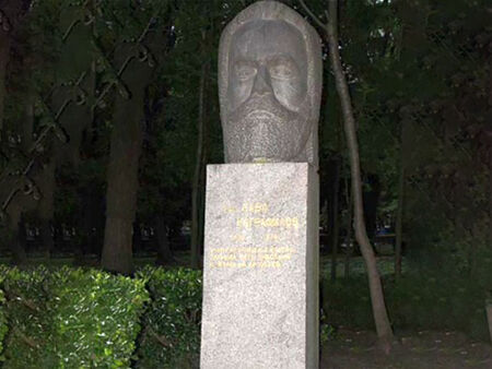 Наследник на Сава Катрафилов настоява да няма контейнери край паметника на прадядо му в Бургас