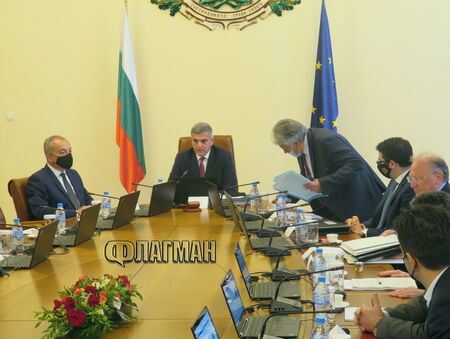 Премиерът откри правителственото заседание с почит към Ботев: И днес силно любим и мразим