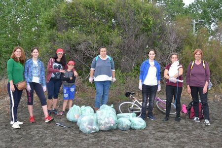Децата от „Сини изследователи“ събраха над 840 литра пластмасови отпадъци от брега в Бургас