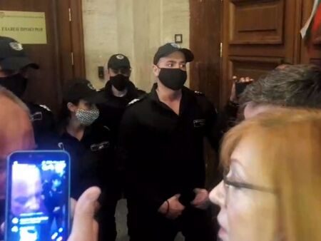 Избухна протест пред кабинета на Гешев, демонстранти влязоха в Съдебната палата в София
