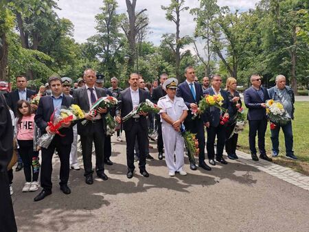 Бургас се поклони пред паметта на Христо Ботев и загиналите за свободата на България герои