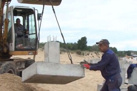 Заравят бетонните пети в пясъка на плаж „Смокиня“