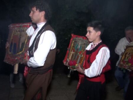 Нестинари танцуваха в Българи върху жарава