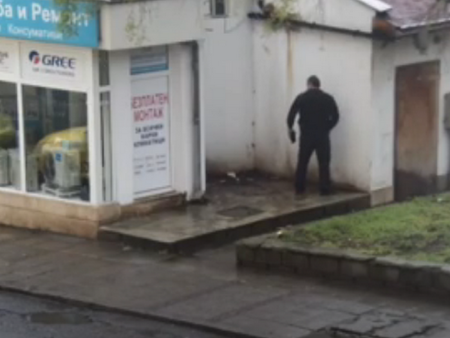 Как таксиджии превърнаха градинка в центъра на Бургас в тоалетна
