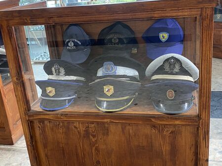 Изложба с полицейски шапки и униформи подреждат в Културен дом НХК