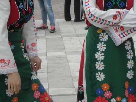 Ученици танцуват кючек на празник в народни носии