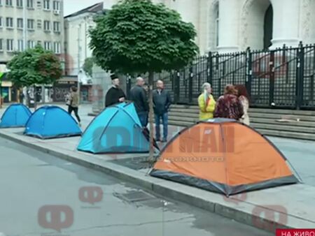 Палатков лагер пред Съдебната палата, отец Дионисий оглави протеста