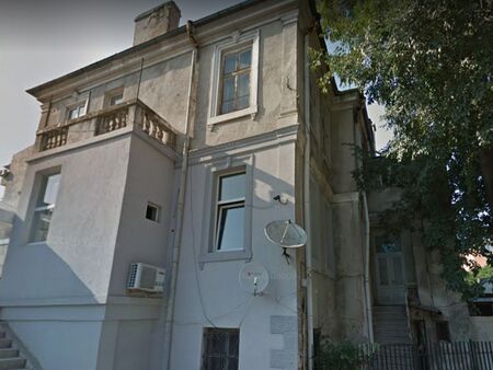 Държавата продава три жилища в стара сграда до бургаския х-л „Приморец“