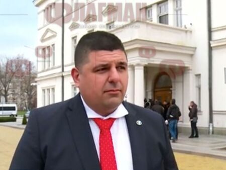 Демократична България обяви водачите на листите си