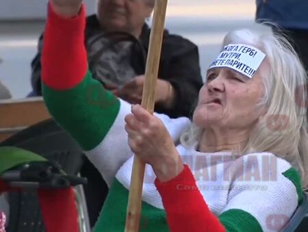 Протестиращи окупират всички входове на Съдебната палата