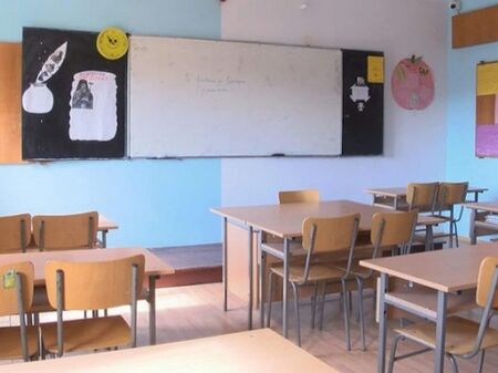 Директор в МОН: Пет училища са подменили диктовката за 4 клас