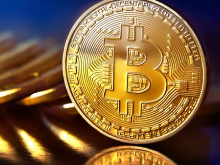 Биткойнът продължава да се срива, цената му падна с 10% за 24 часа