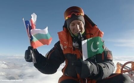Американски алпинист изкачи тавана на света с българския флаг в памет на Атанас Скатов (ВИДЕО)
