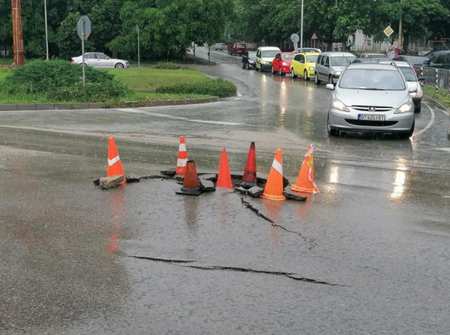 Пороен дъжд наводни улици във Велико Търново и повреди пътя София-Варна