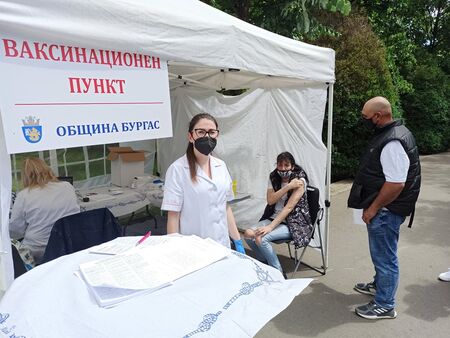 В Бургас от събота ще ваксинират в мола, над 90 хил. са поставените дози в региона