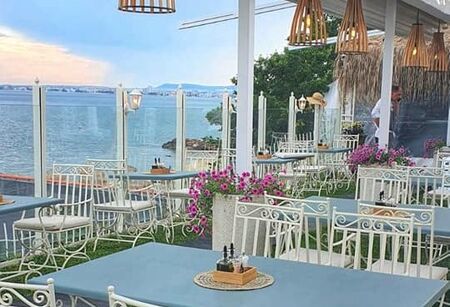 Новият Rabbits Restaurant – романтика, вкусна храна и незабравима гледка към морето
