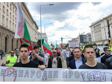 С българския химн започна шествието в защита на традиционното християнско семейство