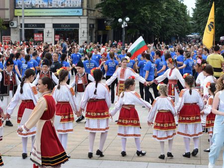 Масово хоро в центъра на Бургас превърна града във фолклорна столица