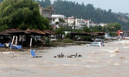 Силно наводнение в района на Солун взе жертва