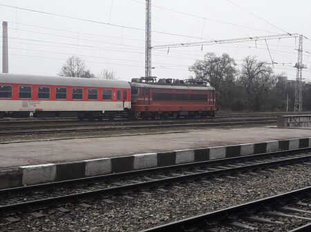Бързият влак Бургас-София аварира край Сливен, десетки пътници са блокирани