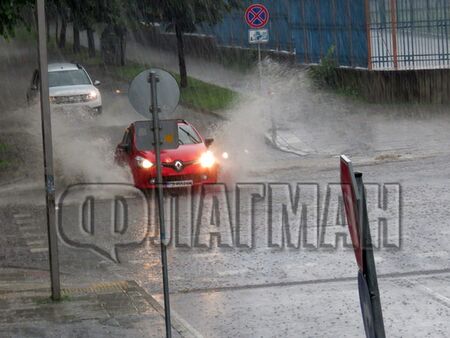 Проливни дъждове в Източна България заради циклон