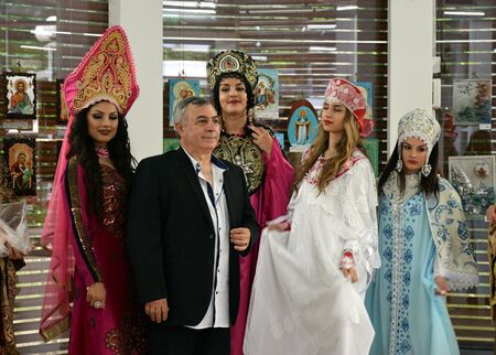 Бургазлията Тошко Вачев откри изложба икони с дефиле на исторически бални костюми пред  „Флората”