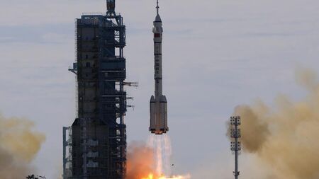 Китай предизвика света, прати астронавти на космическата си станция