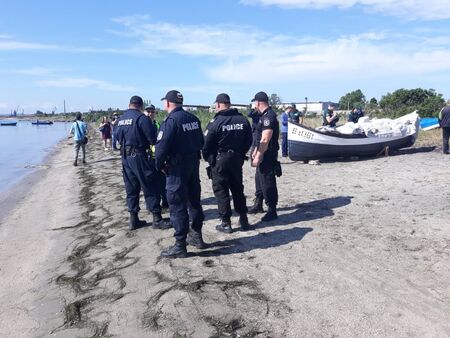 След проверката в Кумлука: Пристанището е незаконно, ромите нямат право да акостират там