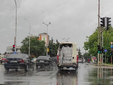 Разсеян шофьор на микробус прекоси половината Бургас с отворени врати