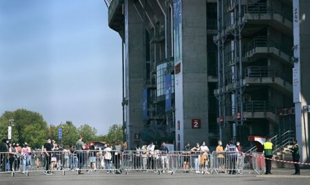 Опашки се извиват покрай футболни стадиони в Лондон, но за ваксини