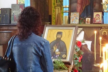 Иконата с чудотворните мощи на св. Ефрем Нови идва в Бургас на 25 и 26 юни