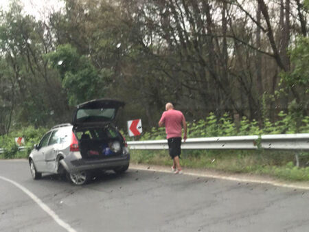 Тежка катастрофа между Бургас и Обзор, румънска кола е в канавката