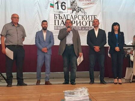 „Българските патриоти – ВМРО, Воля и НФСБ“ подариха на Камено фолклорен концерт