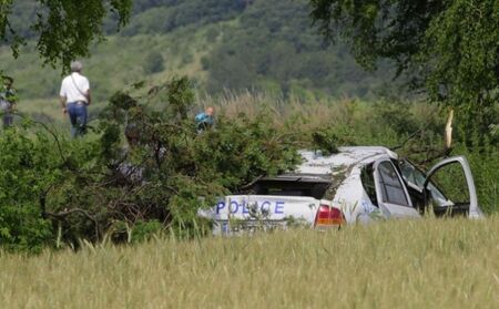 В окото на бурята: Дърво смачка полицейска кола край Лом