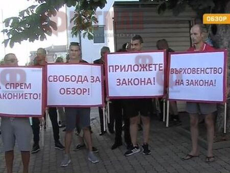 Обзор на протест: Раздават флагчета на шофьорите на пътя Бургас - Варна
