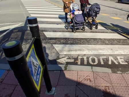 Заради забележка: Шофьор слезе от колата и удари жена с деца