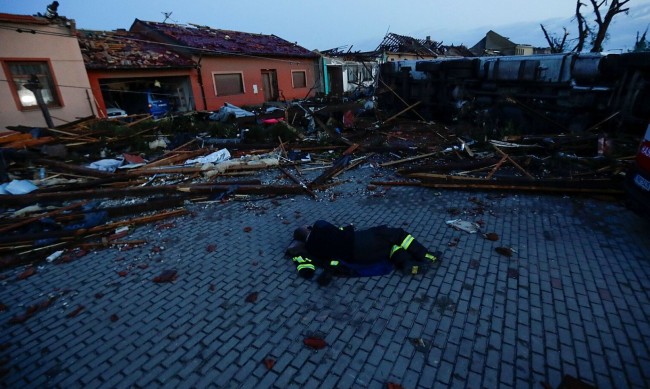 Торнадото в Чехия изравни село със земята, взе жертви