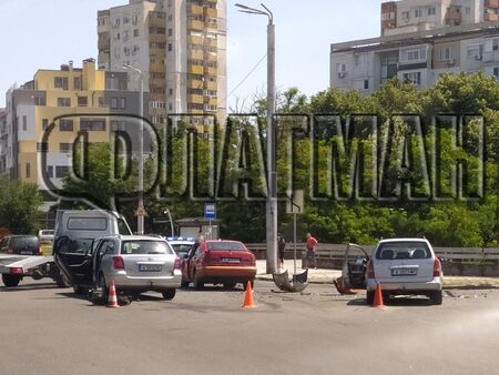 ПТП между 3 автомобила блокира ключово кръстовище в Бургас