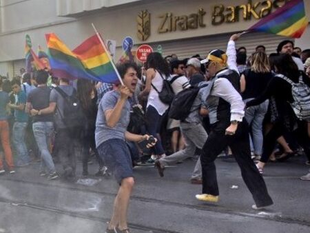 Сълзотворен газ и арести срещу участниците на гей парада в Истанбул