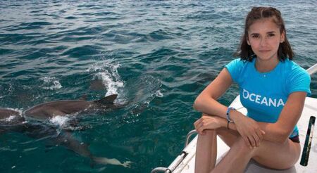 Нина Добрев и Лео ди Каприо спасяват акули