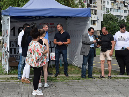 „Българските патриоти“ откриха шатра в бургаския жк „Изгрев“, показват как се гласува машинно