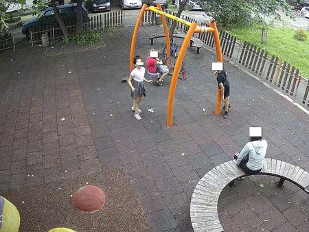 Вижте как момиченце повреди оградата на детска площадка в ж.к."Славейков"